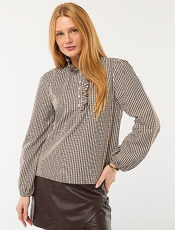 Blusa con volantes en el cuello y en la abertura