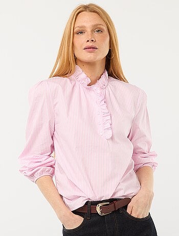 Blusa con volantes en el cuello y en la abertura