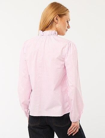 Blusa con volantes en el cuello y en la abertura