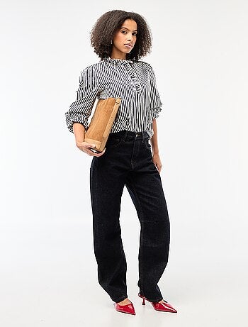 Blusa con volantes en el cuello y en la abertura