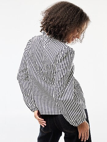 Blusa con volantes en el cuello y en la abertura