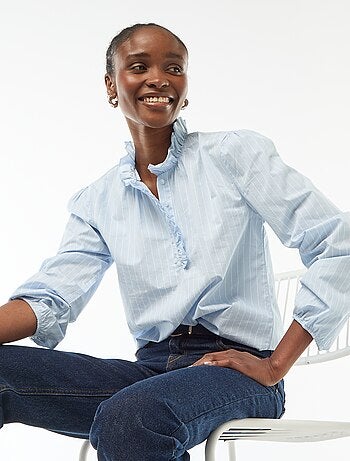 Blusa con volantes en el cuello y en la abertura