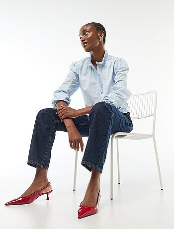 Blusa con volantes en el cuello y en la abertura