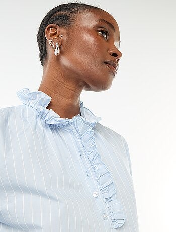 Blusa con volantes en el cuello y en la abertura