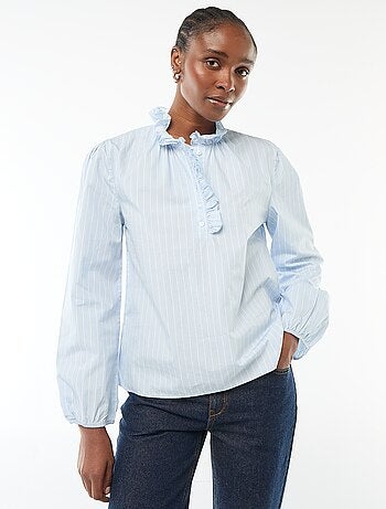 Blusa con volantes en el cuello y en la abertura