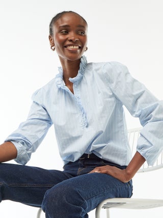 Blusa con volantes en el cuello y la abertura