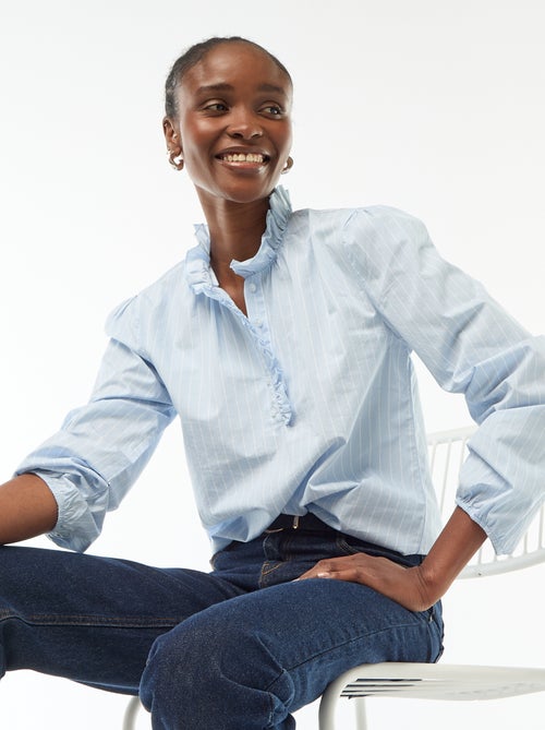 Blusa con volantes en el cuello y la abertura - Kiabi Blusa con volantes en el cuello y la abertura - Kiabi