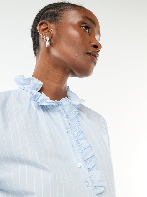 Blusa con volantes en el cuello y la abertura - Kiabi Blusa con volantes en el cuello y la abertura - Kiabi