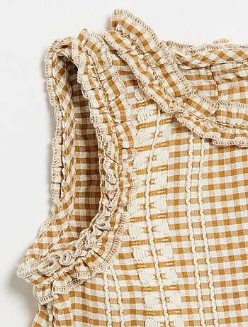 Blusa con volantes en las sisas
