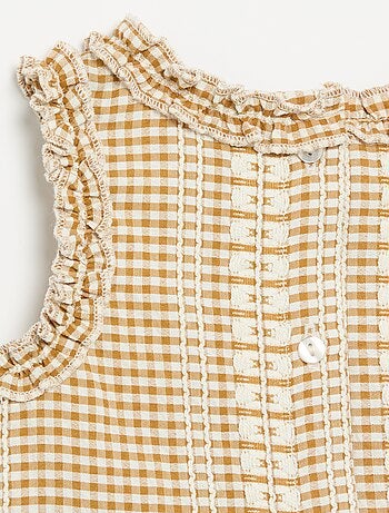 Blusa con volantes en las sisas