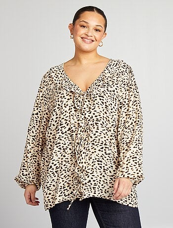 Blusa con volantes y cintas