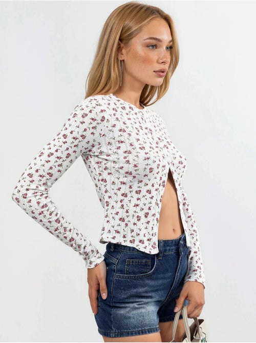 Blusa corta acanalada de flores con cierre de botones busem - Kiabi Blusa corta acanalada de flores con cierre de botones busem - Kiabi