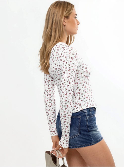 Blusa corta acanalada de flores con cierre de botones busem - Kiabi Blusa corta acanalada de flores con cierre de botones busem - Kiabi