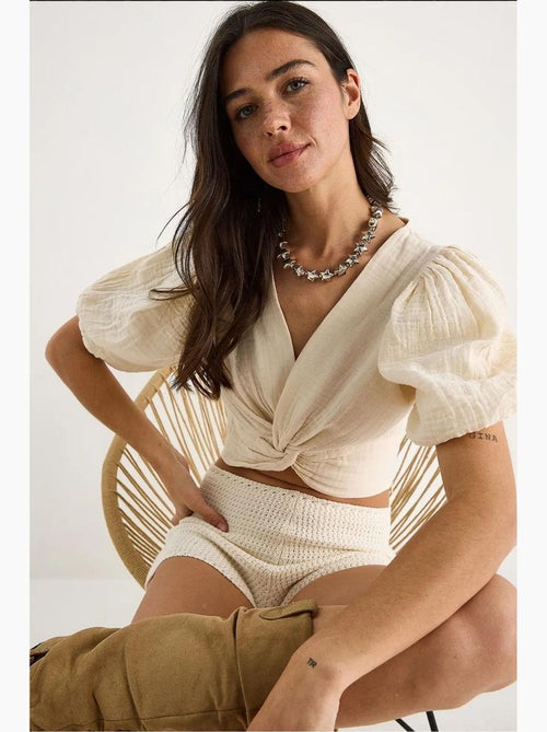 Blusa corta ajustada texturizada escote en v detalle punto lucci - Kiabi