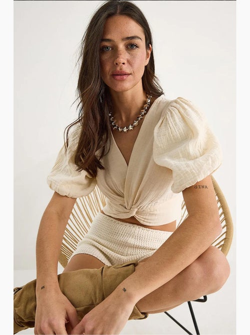 Blusa corta ajustada texturizada escote en v detalle punto lucci - Kiabi