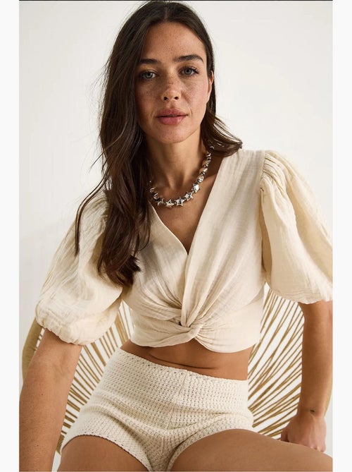 Blusa corta ajustada texturizada escote en v detalle punto lucci - Kiabi