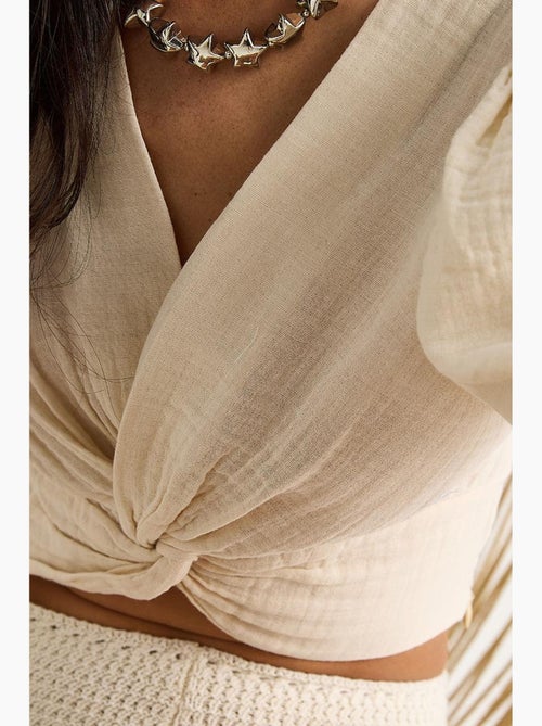 Blusa corta ajustada texturizada escote en v detalle punto lucci - Kiabi
