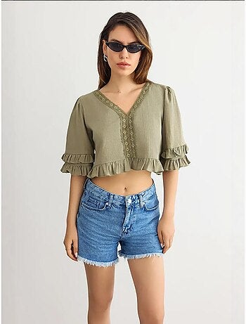 Blusa corta con cuello en v y volantes hiccup
