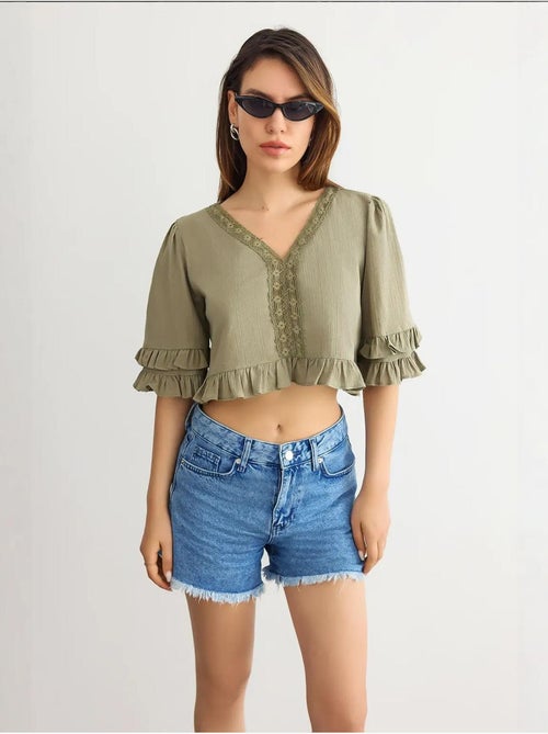 Blusa corta con cuello en v y volantes hiccup - Kiabi Blusa corta con cuello en v y volantes hiccup - Kiabi