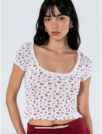 Blusa corta con escote en u floral con volantes busem