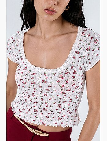 Blusa corta con escote en u floral con volantes busem