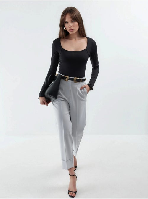Blusa corta de corte slim con cuello cuadrado busem - Kiabi Blusa corta de corte slim con cuello cuadrado busem - Kiabi