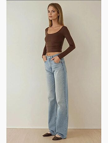 Blusa corta de viscosa con cuello redondo y corte entallado hiccup