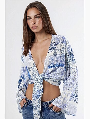 Blusa corta escote en v estampado cachemir con lazo busem
