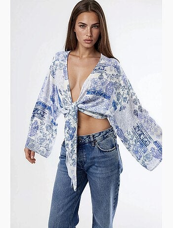 Blusa corta escote en v estampado cachemir con lazo busem