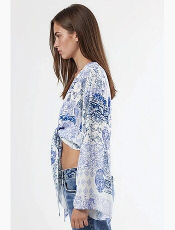 Blusa corta escote en v estampado cachemir con lazo busem