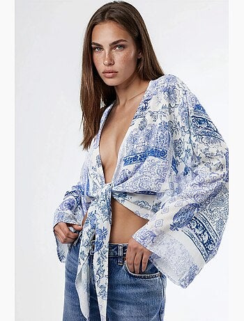 Blusa corta escote en v estampado cachemir con lazo busem