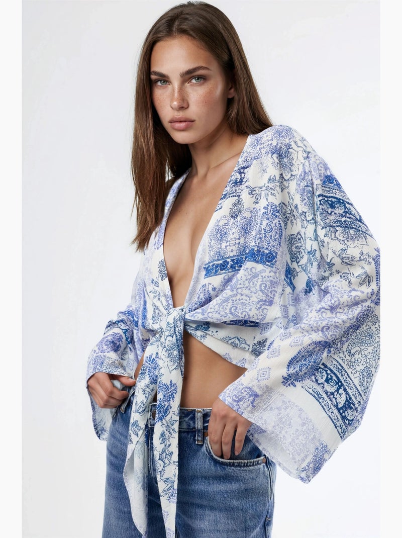 Blusa corta escote en v estampado cachemir con lazo busem Azul zafiro - Kiabi