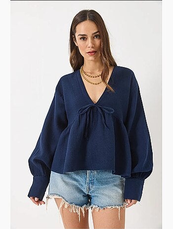 Blusa corta texturizada escote en v con lazo lucci