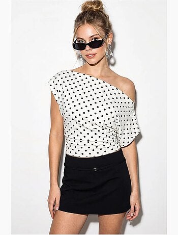 Blusa crop de lunares con escote bardot lucci