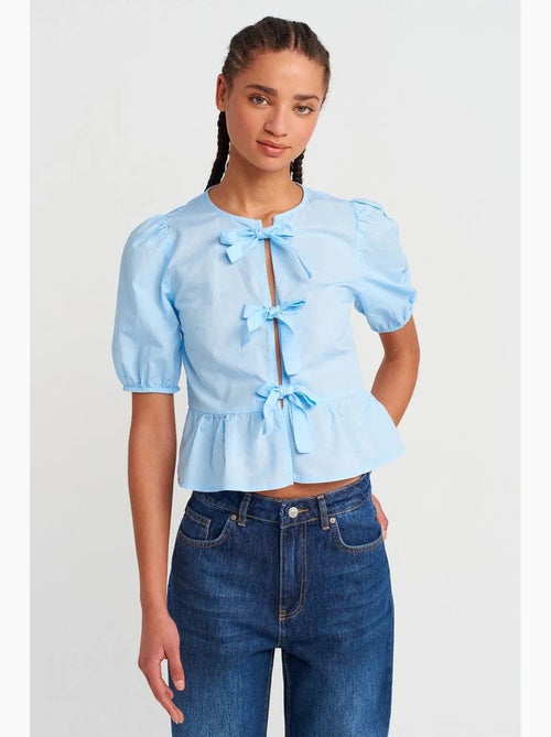 Blusa crop de mujer con detalle de lazo dilvin - Kiabi Blusa crop de mujer con detalle de lazo dilvin - Kiabi