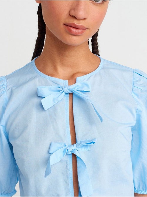 Blusa crop de mujer con detalle de lazo dilvin - Kiabi Blusa crop de mujer con detalle de lazo dilvin - Kiabi