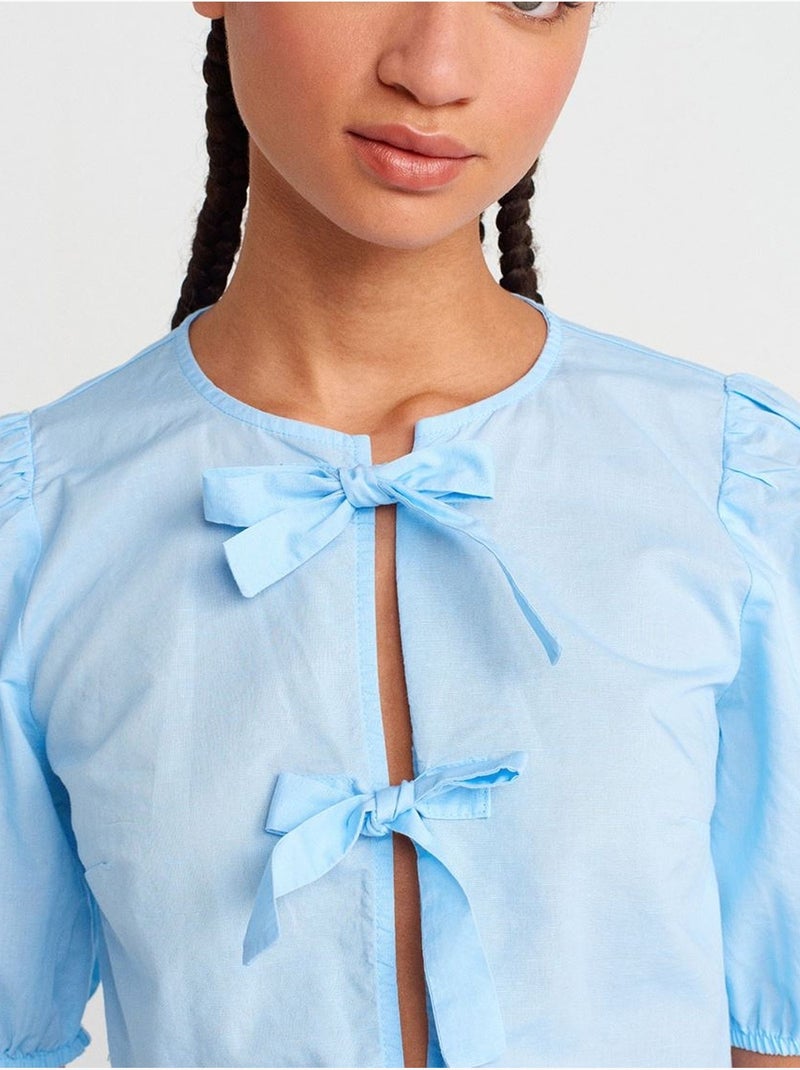 Blusa crop de mujer con detalle de lazo dilvin Azul cielo - Kiabi