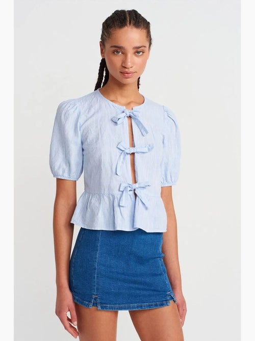 Blusa crop de mujer con detalle de lazo dilvin - Kiabi Blusa crop de mujer con detalle de lazo dilvin - Kiabi