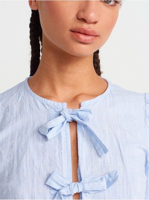 Blusa crop de mujer con detalle de lazo dilvin - Kiabi Blusa crop de mujer con detalle de lazo dilvin - Kiabi