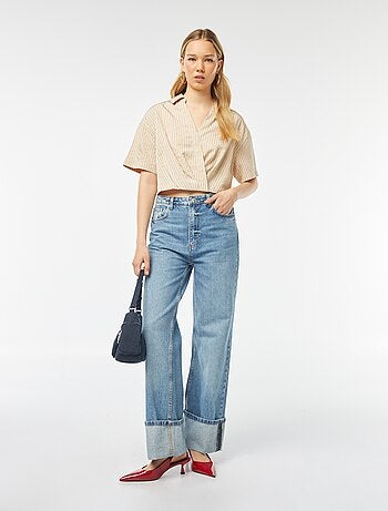 Blusa cropped con cierre con botones cruzado