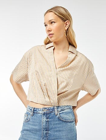 Blusa cropped con cierre con botones cruzado