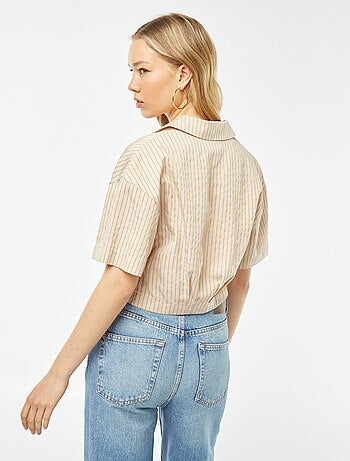 Blusa cropped con cierre con botones cruzado