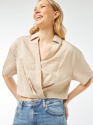 Blusa cropped con cierre con botones cruzado