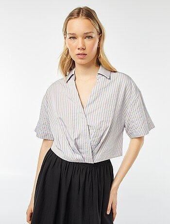 Blusa cropped con cierre con botones cruzado