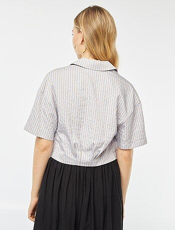 Blusa cropped con cierre con botones cruzado