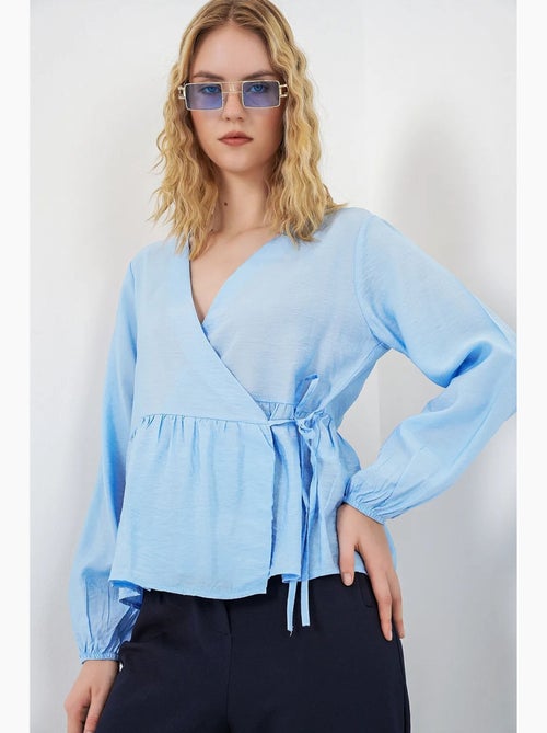 Blusa cruzada de crepé con escote en v y detalle de lazo bdart - Kiabi Blusa cruzada de crepé con escote en v y detalle de lazo bdart - Kiabi