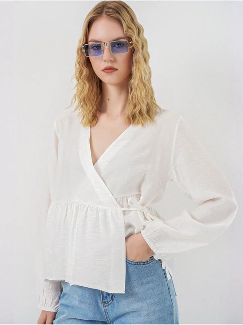 Blusa cruzada de crepé con escote en v y detalle de lazo bdart - Kiabi Blusa cruzada de crepé con escote en v y detalle de lazo bdart - Kiabi