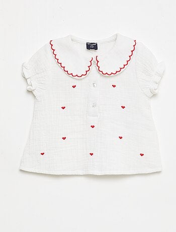 Blusa cuello Claudine y bordados 'corazones'