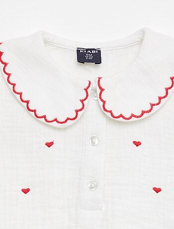 Blusa cuello Claudine y bordados 'corazones'