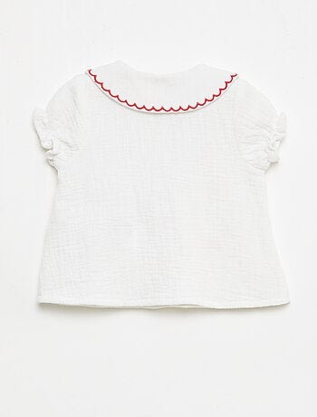 Blusa cuello Claudine y bordados 'corazones'